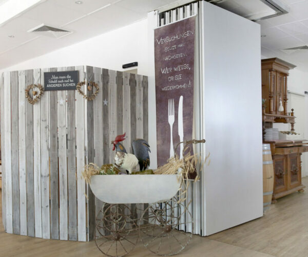 Holzwand mit Kinderwagen