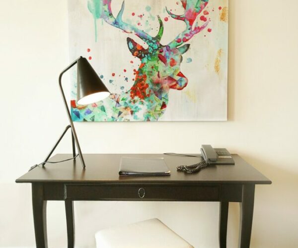 Schreibtisch mit Hirschbild